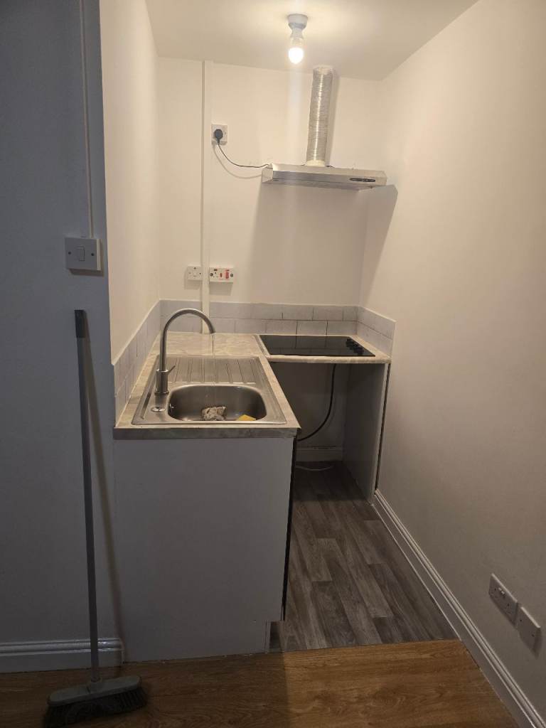 Self contained bedsit in batley 