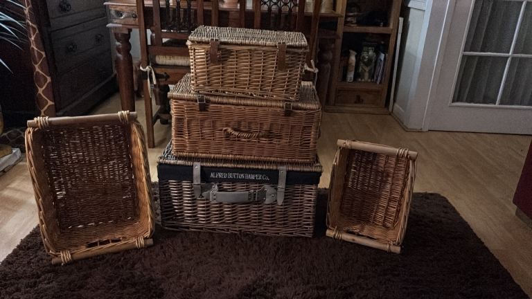 Stunning wicker basket/picnic baskets/ storage 