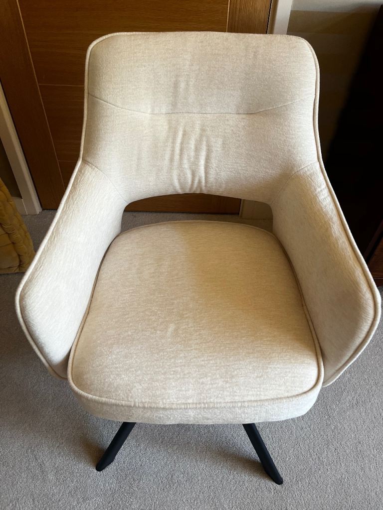 Want an elegant & comfortable dining experience? Pair of immaculate cream velvet chairs. 