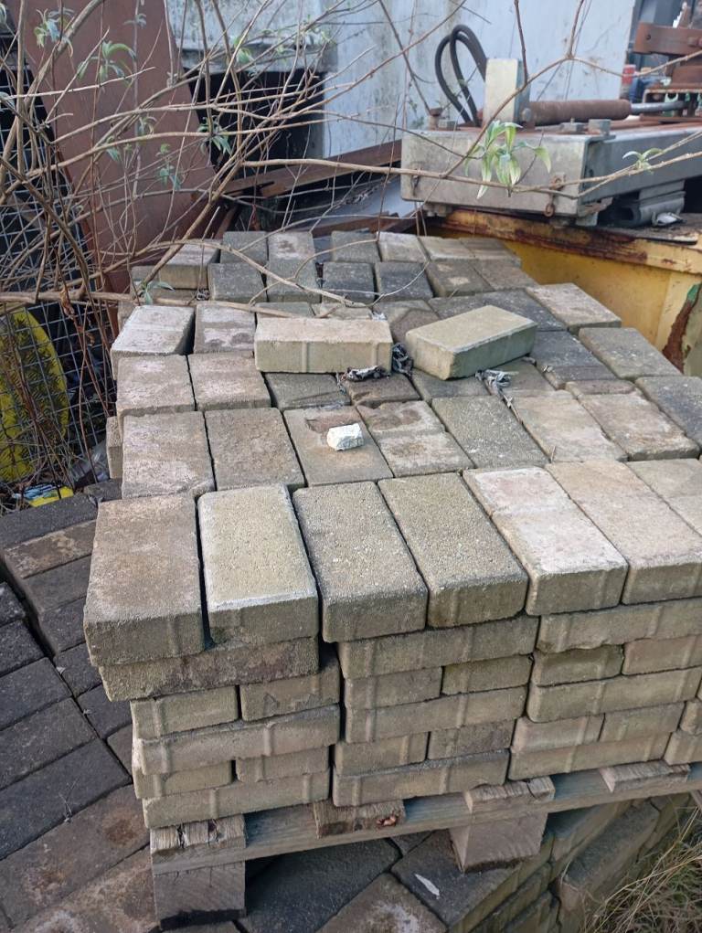 Mono blocks 
