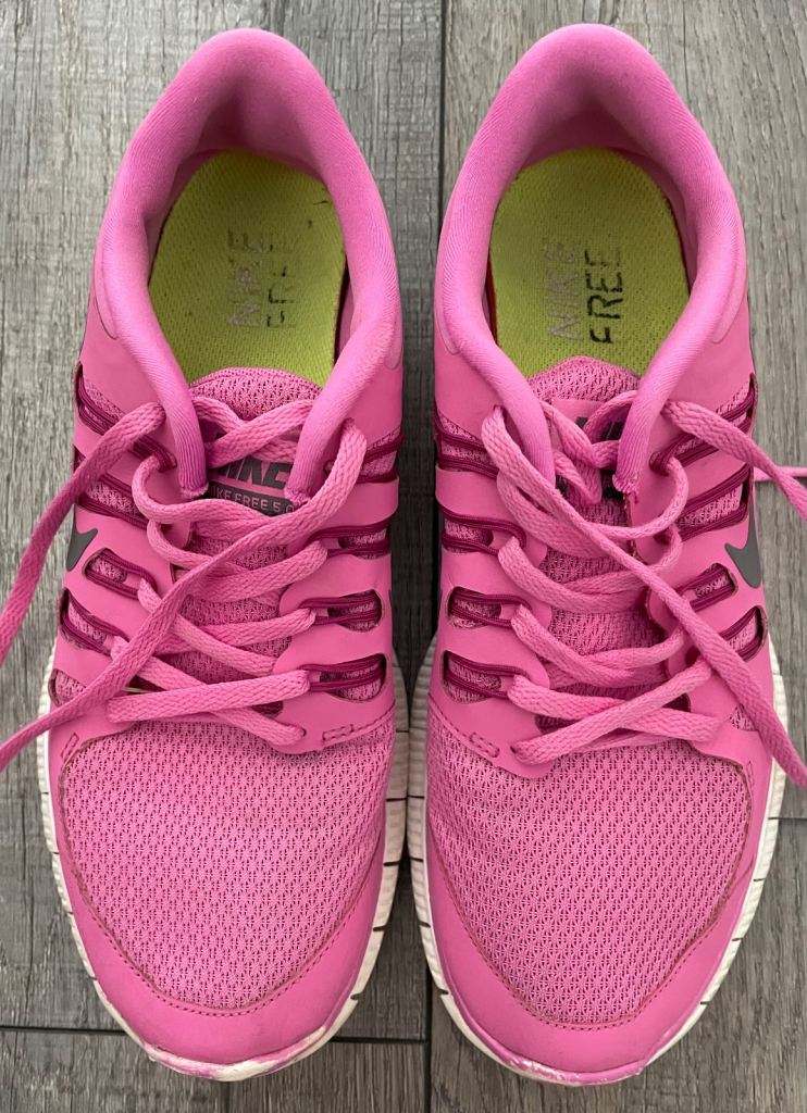 Women’s or older girls pink Nike trainers size uk 7 