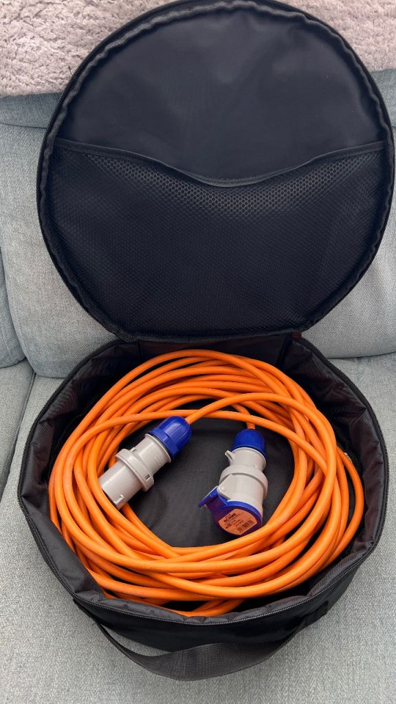 Caravan hook-up cable 