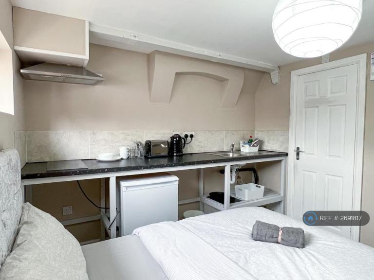 1 bedroom in Alfreton Road, Nottingham, NG7 (#2691817)