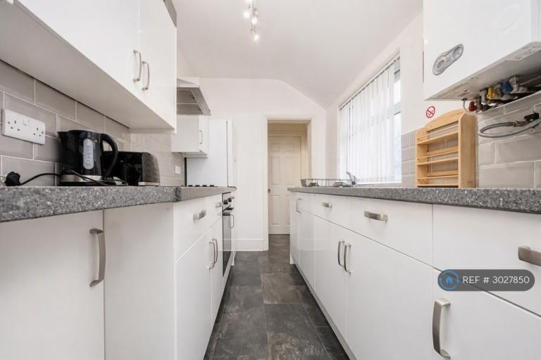 3 bedroom house in Shelton New Road, Stoke-On-Trent, ST4 (3 bed) (#3027850)