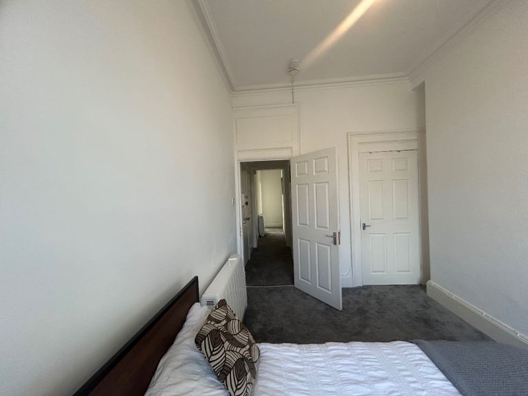 Bright 2-Bedroom Flat Near Haymarket Station – Furnished