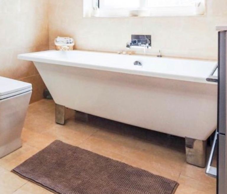 Freestanding bath