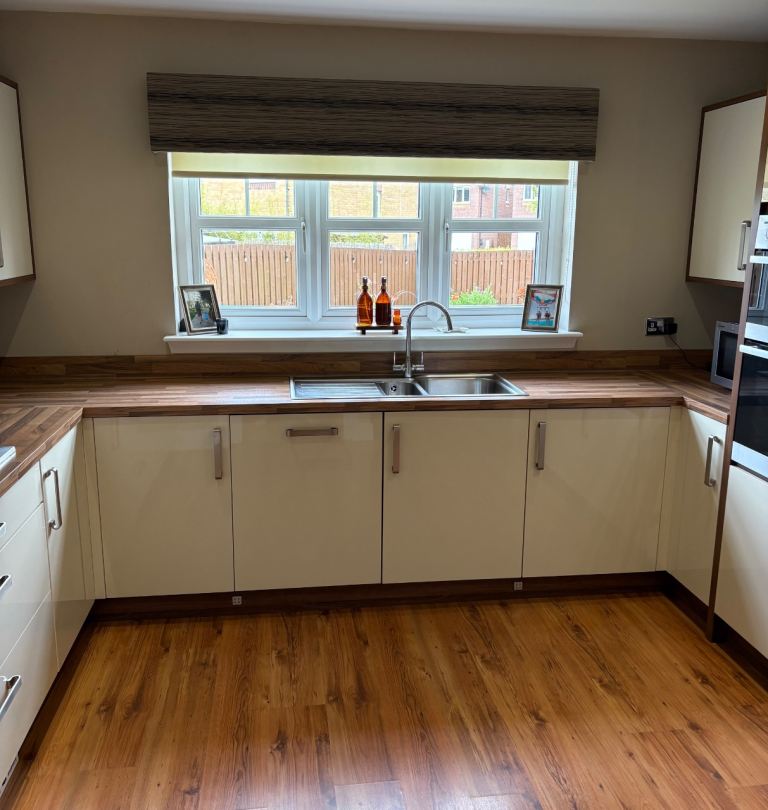 Fitted gloss kitchen and appliances 