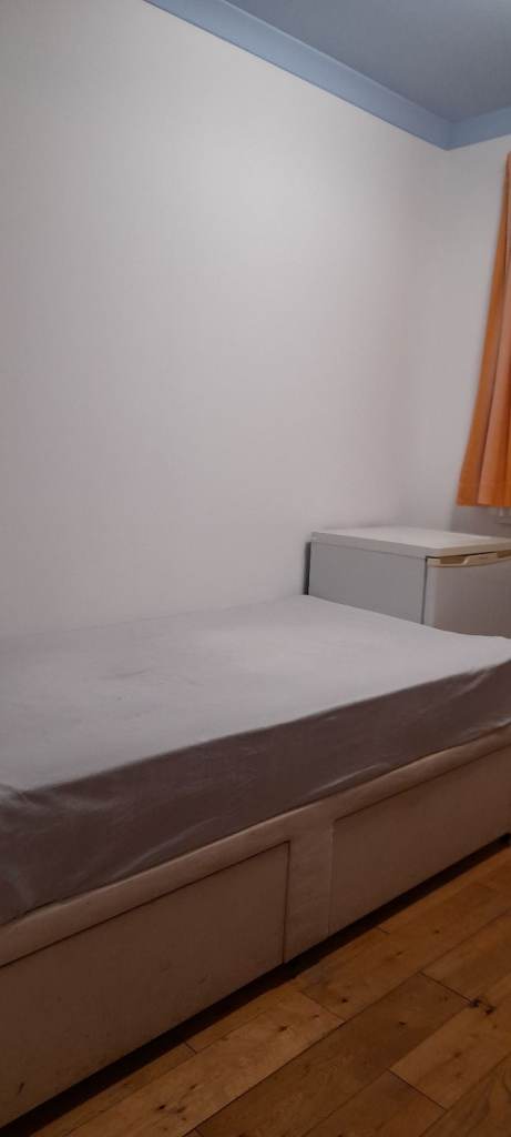 Bright and warm single room 