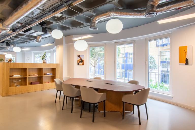 Brighton - BN1 4DU \ Office Space with 5 Desks and All Services Included