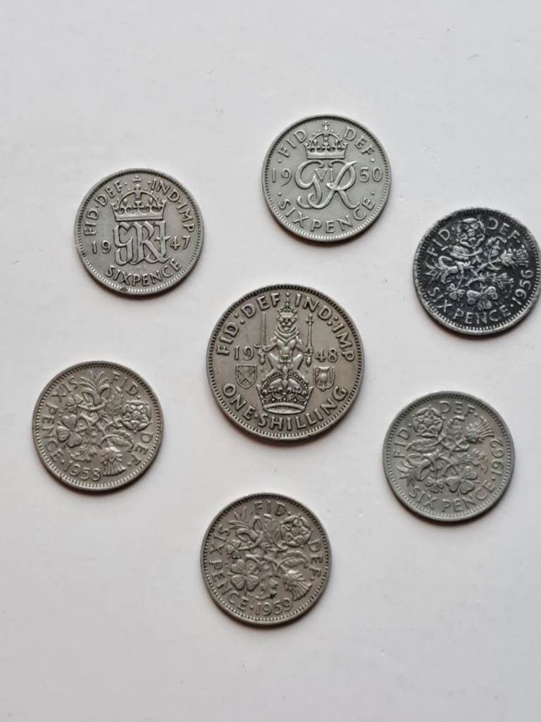 SMALL METAL COIN COLLECTION.  7 MIXED ENGLISH COINS.  USED