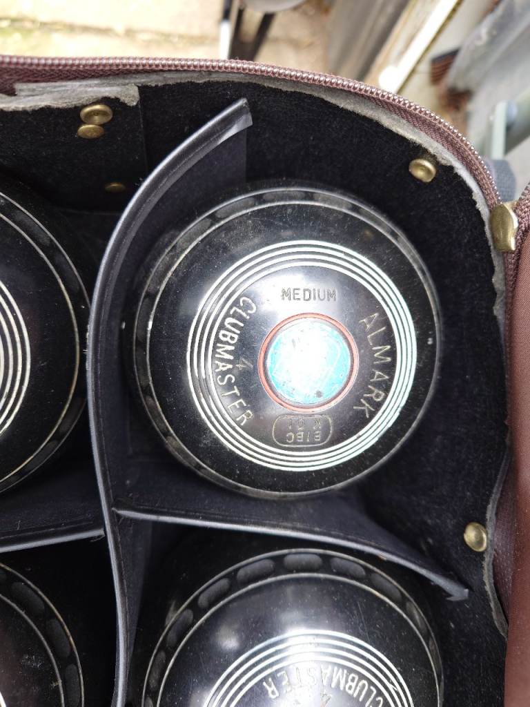 8 vintage indoor lawn bowls 