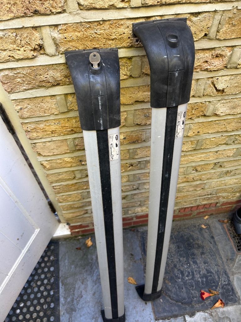 Landrover discovery roof rack and trailer hook 