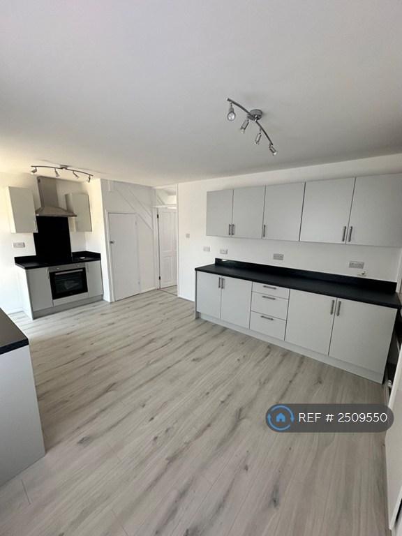 image for 3 bedroom house in Romsey Close, Stanford-Le-Hope, SS17 (3 bed) (#2509550)