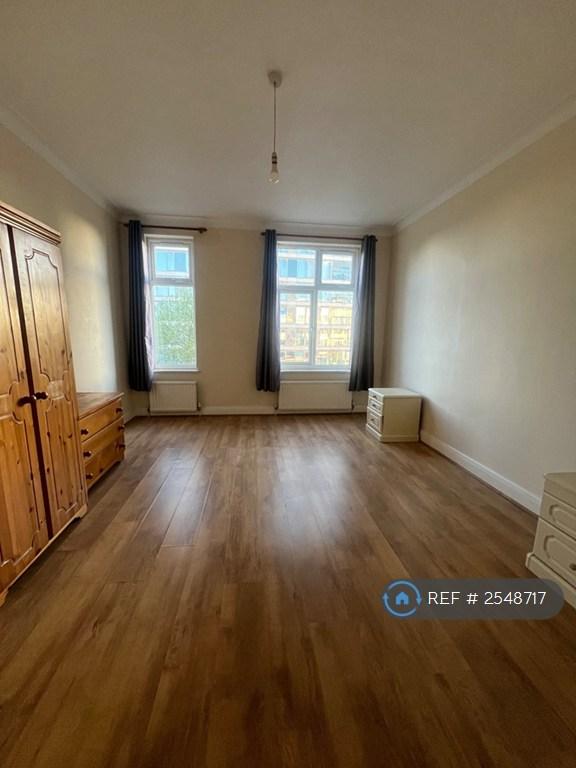 2 bedroom flat in High Road, London, N20 (2 bed) (#2548717)