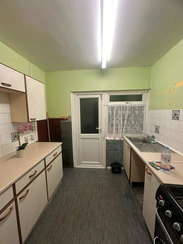 DOUBLE ROOM AVAILABLE NOW SEVEN SISTERS, N15 – 3 minutes from station