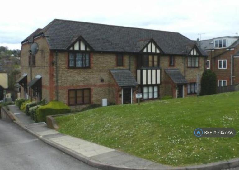 Studio flat in Cotswold Court, High Wycombe, HP11 (#2857956)