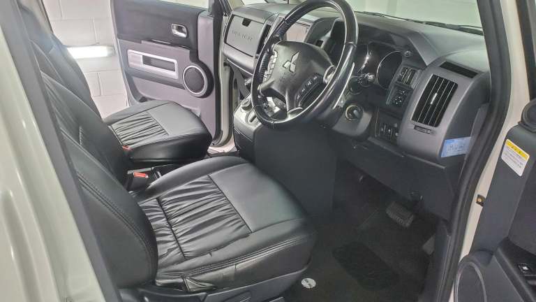 Mitsubishi delica d5 2.4 auto petrol 4x4 7 seats fresh japanese import 20 alloy