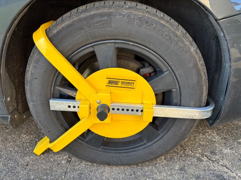 Maypole universal wheel clamp