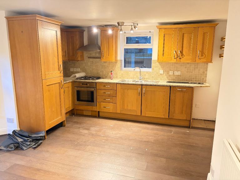 Converted New Ground Own Entrance 2 Bed Flat Bath Shower Open Plan Garden VeryNear RailTubeBusShops