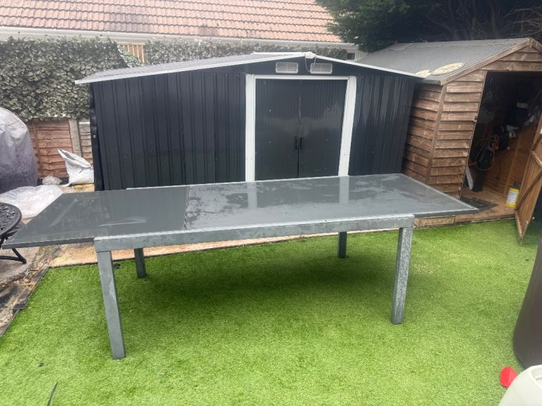 Extendable glass garden table