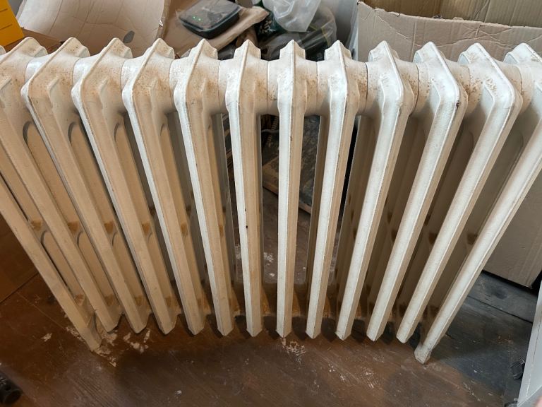 4 column Cast Iron Radiator – White, good Condition