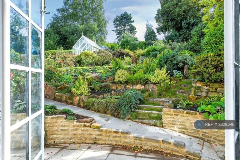 5 bedroom house in Lucknow Drive, Nottingham, NG3 (5 bed) (#2829346)