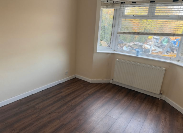 Spacious 4-Bedroom Bungalow | Renovated | Fitted Kitchen | Parking | Wraysbury Road, Surrey - TW19