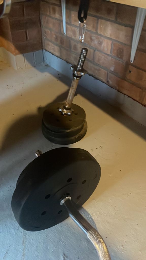 HOMCOM Multi-Gym Weight Bench with Barbell and Weights – Good Condition