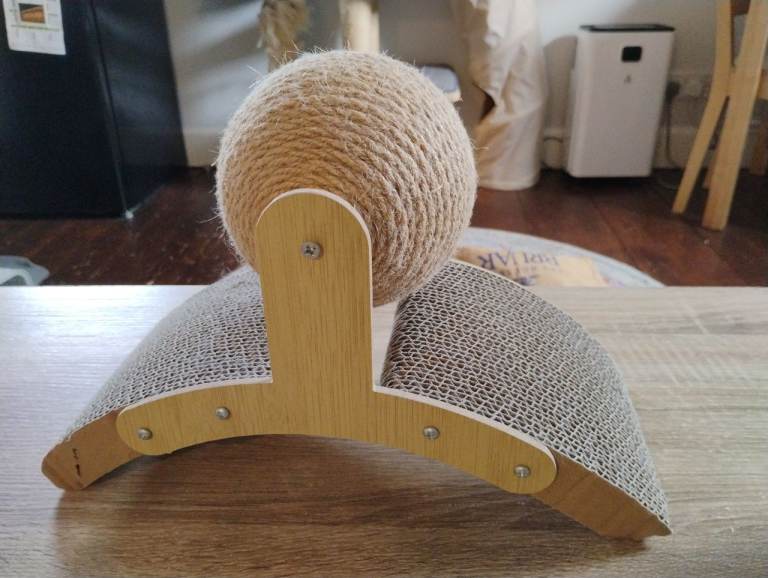 Spinning cat scratcher 