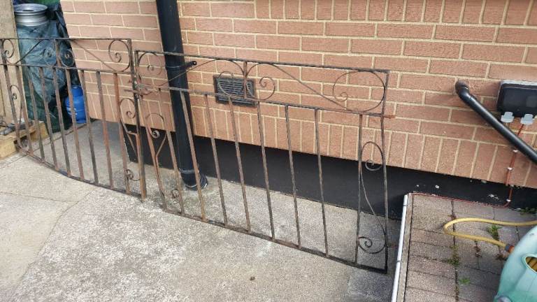 Driveway metal gates