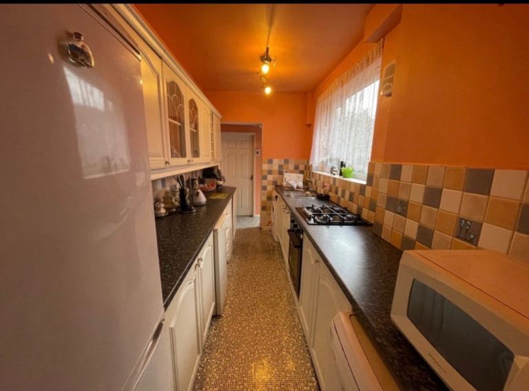 Fully furnished Extra large double room near High cross and DMU