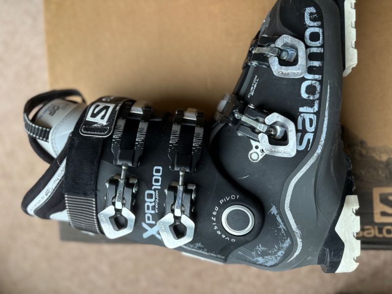 Men’s Salomon ski boots 