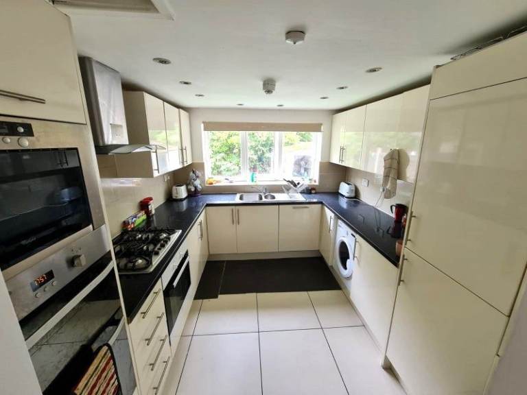 Bedroom Available Bills Included Opposite/Tesco-Stretford-M32