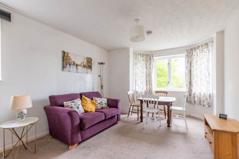 Beautiful, 2 bedroom, 1st floor flat with parking, near the Gyle – available immediately