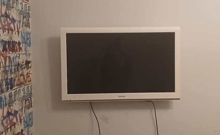Toshiba 32" LCD TV White build in DVD player