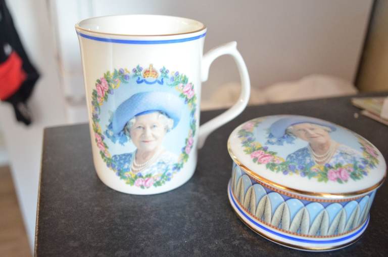 QUEEN MOTHER SET CUP  TRINKET BOX   QUALITY 