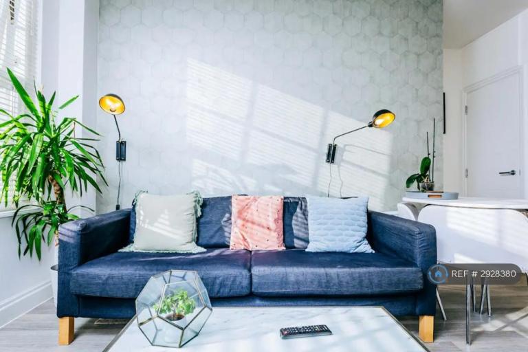 1 bedroom flat in Century Place, Bristol, BS2 (1 bed) (#2928380)