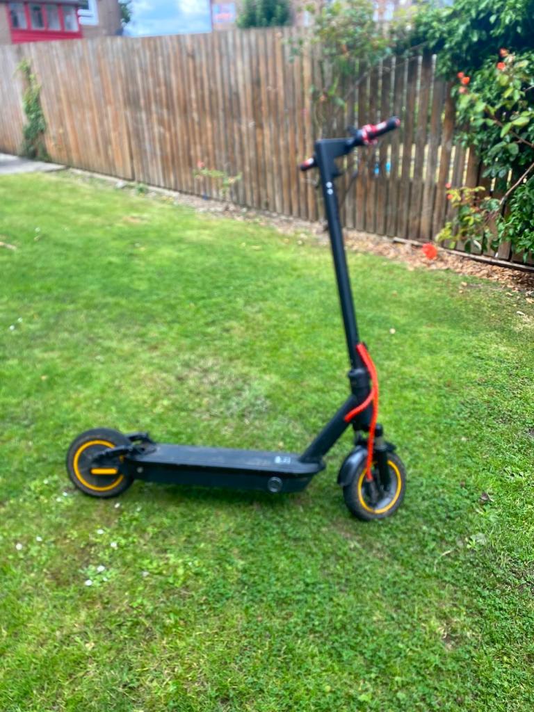 AOVOPRO Electric Scooter - Black, Good Condition