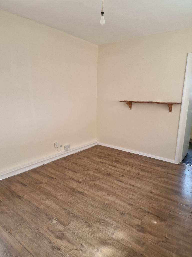 4 BED FLAT WITH GARDEN AND PARKING