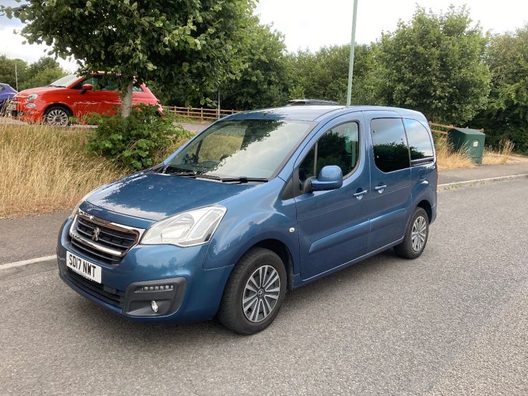 Wheelchair accessible vehicle.    Peugeot Horizon. 
