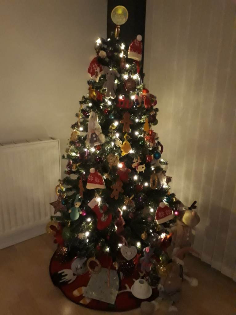 BNIB 5ft Devonshire pre-lit Christmas Tree with 300 hand strung warm white LEDs and 720 branch tips