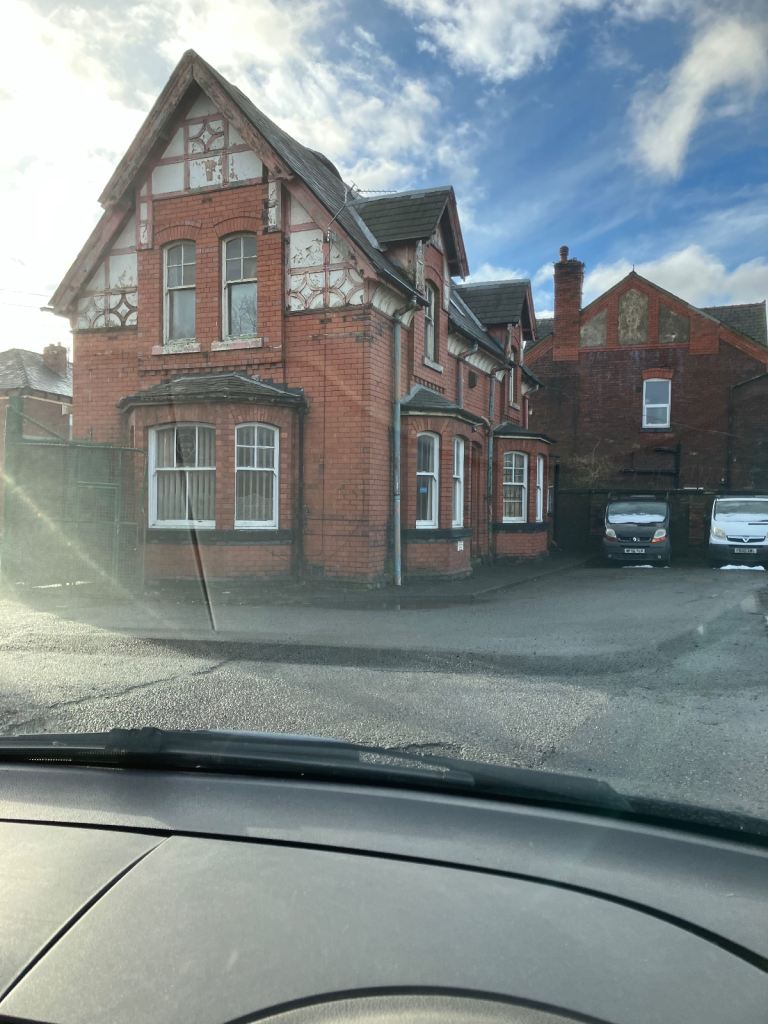 Wigan - Higher Ince - Ground Floor Office/Room with parking - WN2 2EP