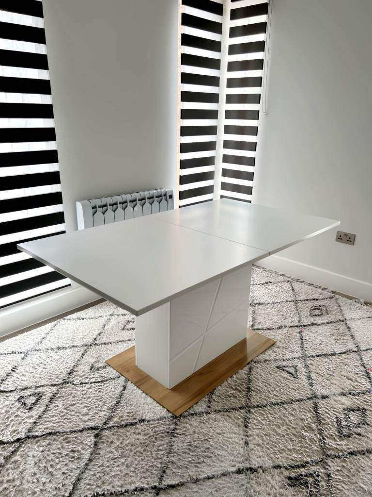 Extendable Dining Table For 6-8 People. As good as new.