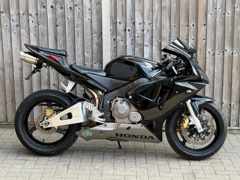 HONDA CBR 600 RR 2004 SUPER SPORT + DELKEVIC + 12,600 MILES