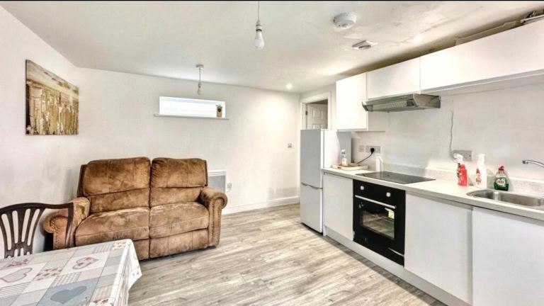 2bed flat in fishponds 