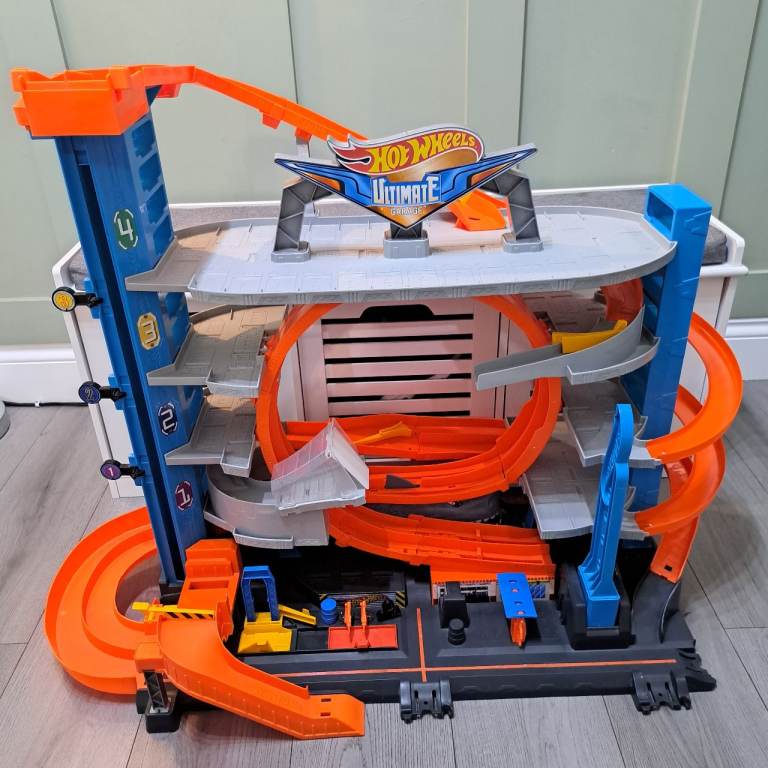 Hot Wheels Ultimate Garage City Playset Multi-Level Racetrack