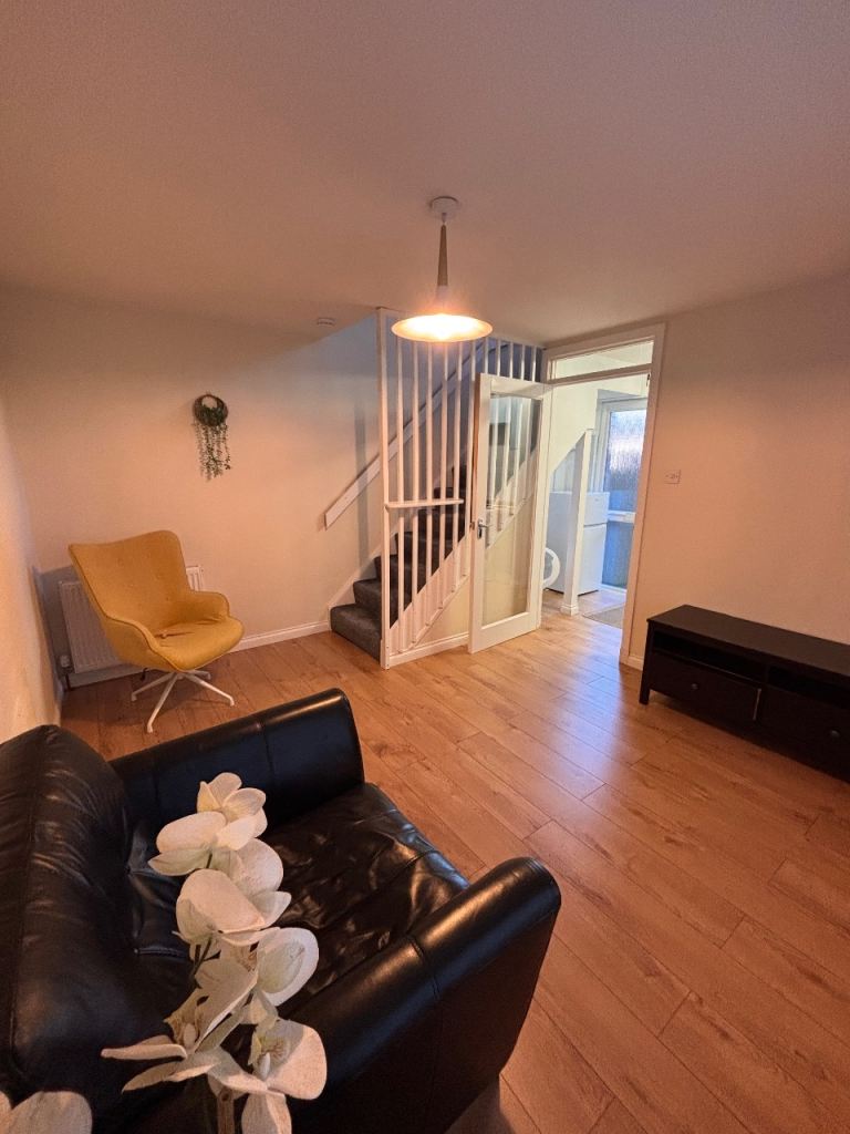 1 Bed House with Private Garden and Parking