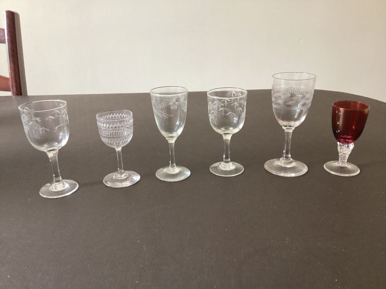5 Victorian engraved wine glasses, 4 collectable beer glasses