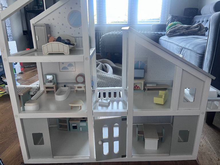 Children’s dolls house 