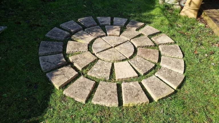 Reclaimed paving circle feature 